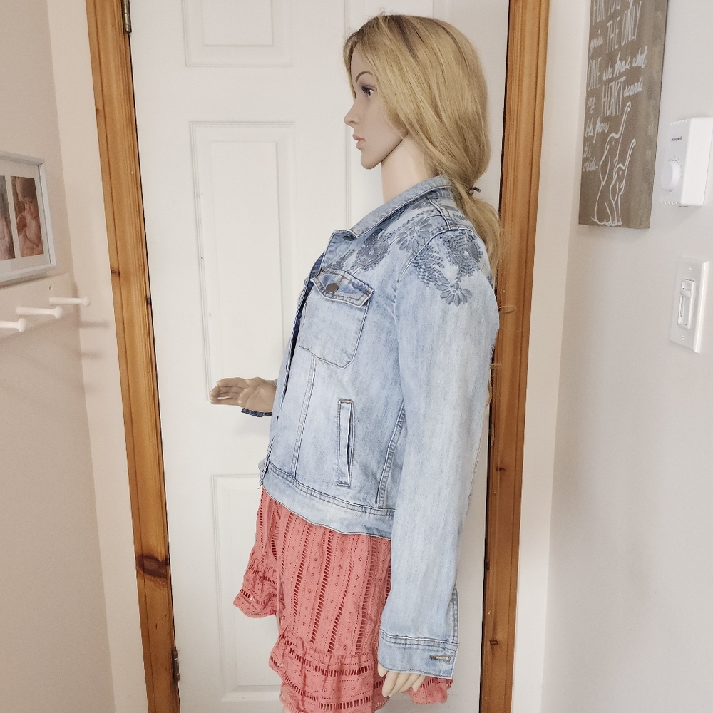 Saks fifth avenue Women's Floral embroidered Light Wash Faded Jean Jacket M - Picture 7 of 15